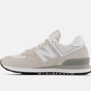 New balance 574 - New balance 574 i beige som endast har använts ett fåtal gånger då storleken var för liten för mig. I nyskick.   Skriv för fler bilder på skorna💕