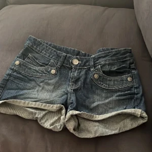♧Lågmidjade jeans shorts♧ - Lågmidjade vintage shorts i bra skick och jätte finna på!