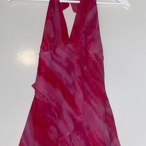 Rosa halterneck topp - Säljer pågrund av att jag har rensat i min garderob. Bra kvalitet. Rökfritt hushåll men hund och katt finns i huset<3 Skriv innan du köper gärna. Skickar med nått litet extra😉