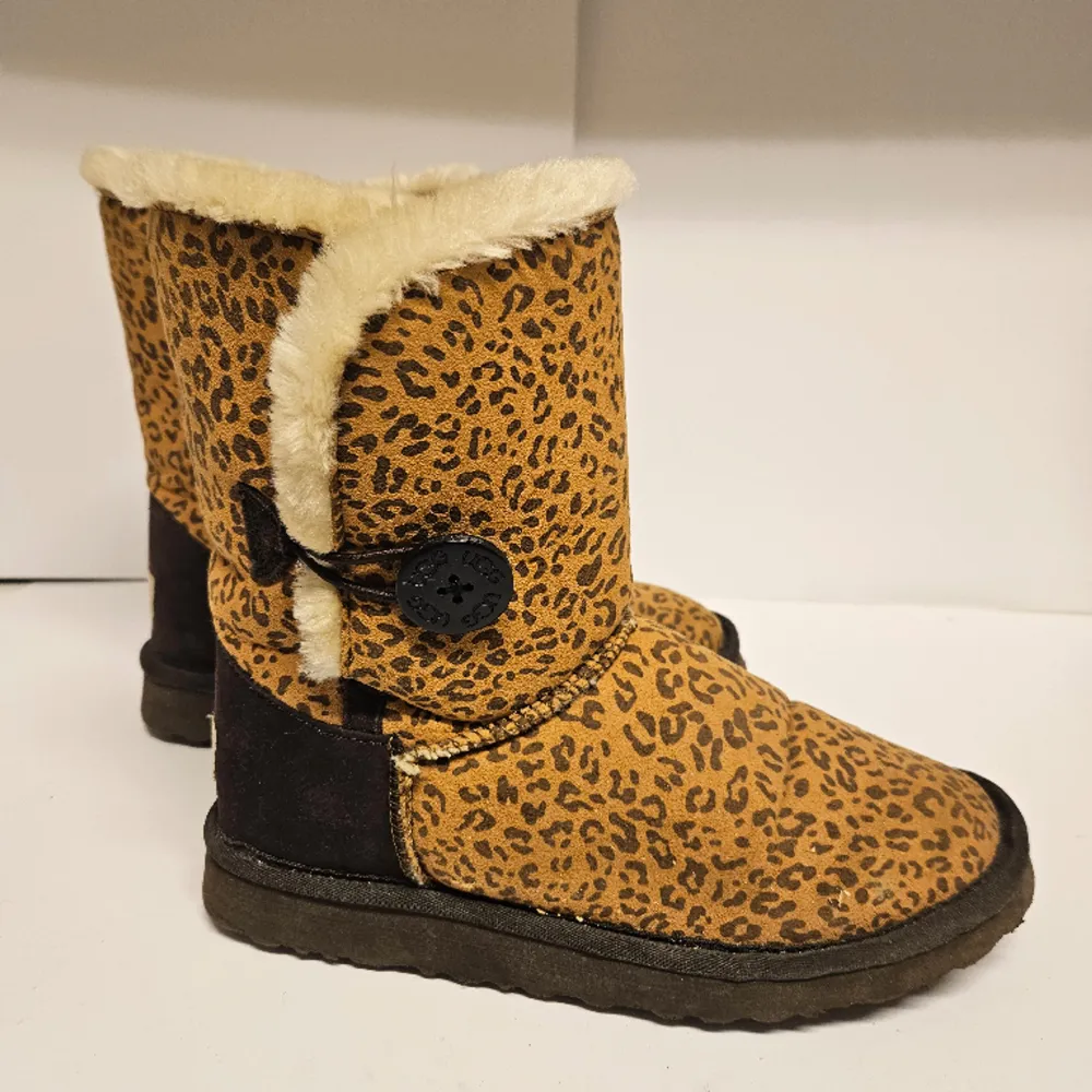 Uggs i riktigt bra skick, endast använda några gånger.  Storlek 38. Nypris 2100 kr. . Skor.