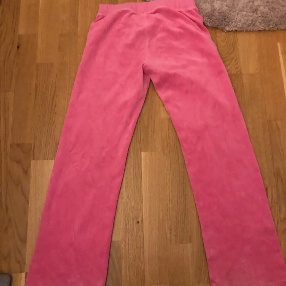 Jätte snygga gamla rosa juicy couture byxor. Köpta på vinted och använda en gång av mig. Lite fläckiga som man ser på bilden men det syns inte om man inte tänker på det. Så coola detaljer och så snygga, uppsprätta där nere💕snabbt köp-diskutera pris . Jeans & Byxor.