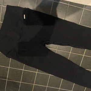 Aim’n träningstights Svart - Träningstights, de har blivit tvättade flera gånger så de är lite noppriga men inget som inte går o lösa 👍🏼  Storlek M men passar mig som vanligtvis är S/M i byxor
