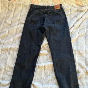 Raka lågmidjade jeans ifrån Levis stl 29, knappt använda 