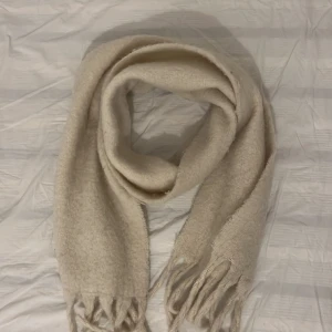 tjock halsduk - En tjock och fluffigare halsduk vilket gör den oerhört mysig nu till vintern ❄️⛄️