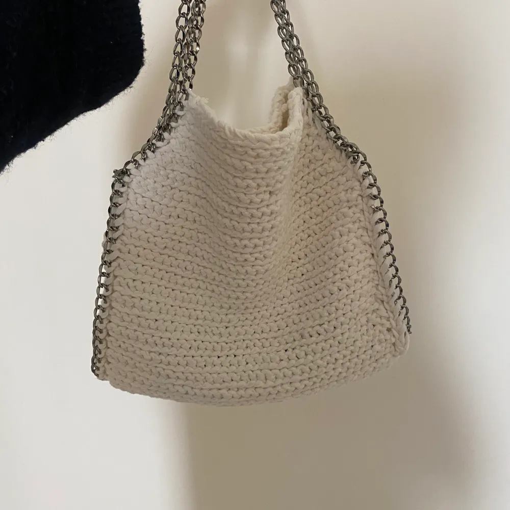 Väska som jag virkat själv som liknar falabella väskorna från Stella Mccartney💕. Väskor.