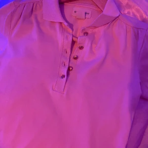 Hollister Tröja - Priset kan diskuteras, är i nystick.  Storleken passar även S-M