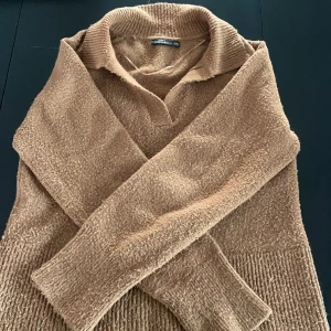 Fint stickat set. - Orange stickat set. Bra skick. Priset för för båda tillsammans. Vill man endast köpa en av delarna : Tröjan 250kr - Kjolen 250kr. Köparen står för frakten.