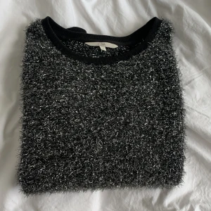 Glitter tröja💗 - Super fin glitter tröja som passar perfekt till nyår!💗 Säljer då den inte kommer till användning för mig. Står att den är i storlek M men passar mig som burkar ja S!💗