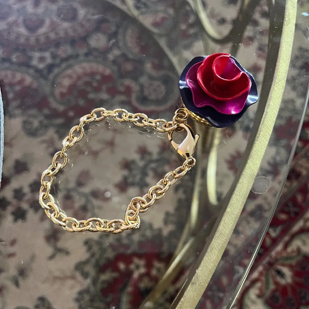 Marc Jacobs armband med parfymcreme invändigt .  Samlarobjekt  Parfymen heter ’Lola’ . Accessoarer.