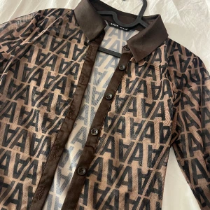 Skjorta  - En tunn/linne skjorta fin och slänga över en bikini eller ett linne ☺️