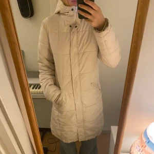 Lång vinterjacka - Säljer denna supervarma och sköna vinterjacka passande nu inför kallare tider. ❄️🥰 Den har stora fickor och är rätt i storleken passar mig perfekt som är en 36/S! Superbilligt pris för hur bra skick den är i, hel o ren!