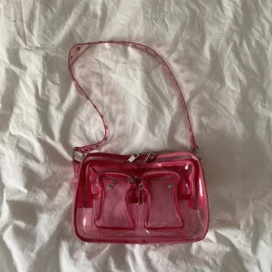Núnoo väska - Genomskinlig Núnoo väska. 💕💕💞Köpt på sellpy, därav i okej/bra skick! Pris kan diskuteras!