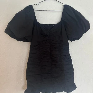 Svart klänning  - Superfin svart klänning med puffärmar🖤