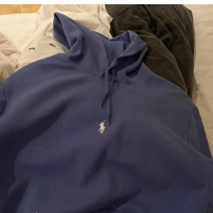 Ralph lauren hoddie  - En polo hoddie i mörkblå har används en gång. Ny pris 1436 mitt pris 600. Hör gärna av dig om det är något du undrar eller vid frågor! Priset kan diskuteras