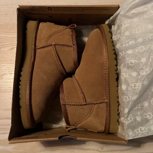 Ugg mini - Helt nya uggs endast testade🥰i färgen chestnut storlek 38! Box tillkommer! Kontakta för fler bilder🤩 ❌pris kan diskuteras vid snabb affär❌