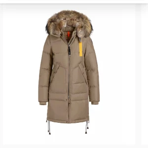 Parajumper long bear - Säljer min Parajumper Long Bear i färgen beige. Inga skador eller fläckar på jackan. Använt ett antal gånger men som ny. Hör av vid fler bilder/pris kan även diskuteras 🌸😊