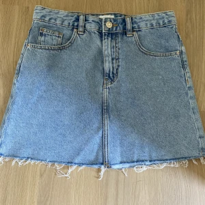 Jeanskjol - Mango - Söt jeanskjol från Mango. Stl 152 men skulle tro att den passar någon som är XXS också! 💓