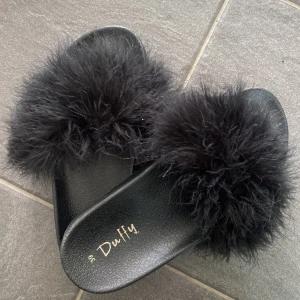 Flufftofflor - Flufftofflor från Duffy i nyskick, säljer dom då jag råkade köpa fel stolek. 