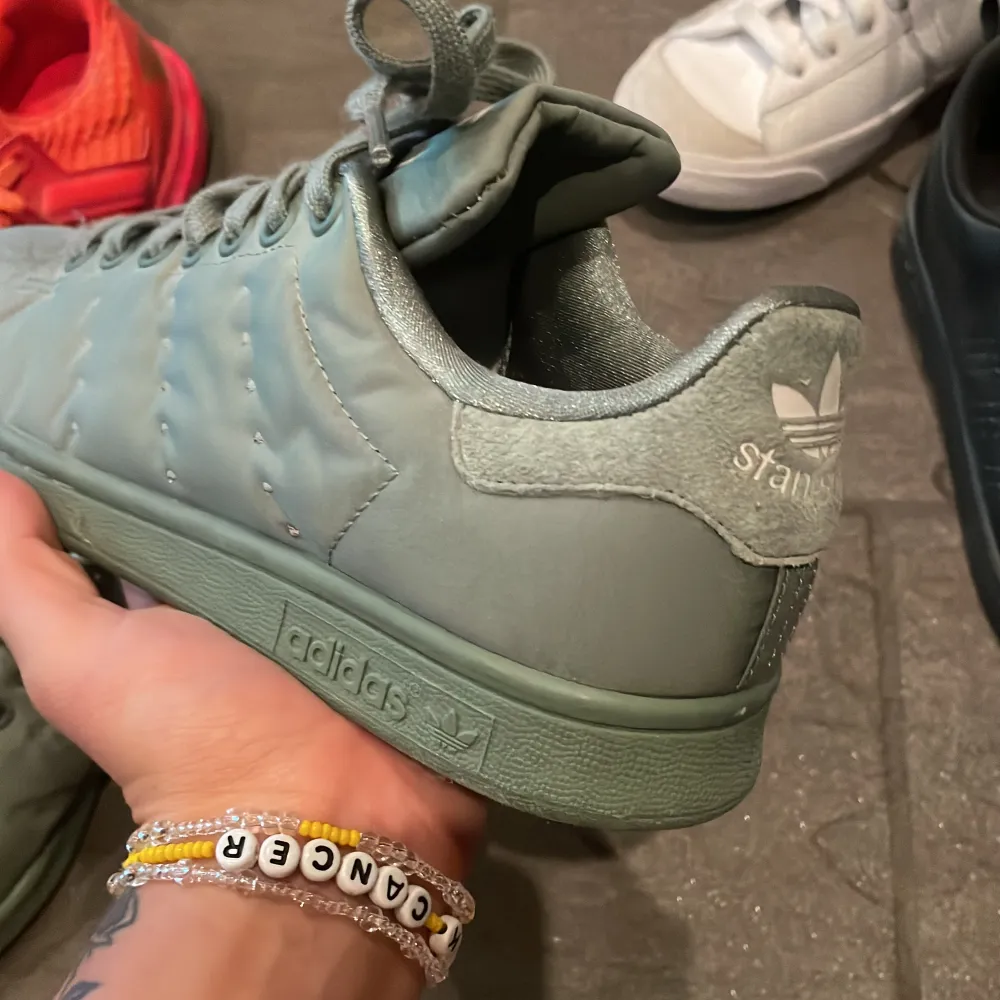 Helt snygga Adidas Stan Smith skor, säljs ej längre, sjuk Nice material i militärgrön färg, säljer för 699:- ordinarie pris 1499:-. Skor.