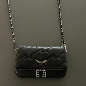 Zadig & Voltaire väska  - zadig och voltaire väska köpt här på plick, lånade bilder av hon jag köpte den av, kedjan är lite missfärgad därav priset men det är inget man tänker på💕