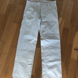 Sweet sktbs chinos  - Beigea sweet sktbs chinos i riktigt bra skick  Stl 26  Passar perfekt till sommaren 