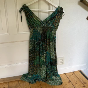 lång hippieklänning - så fin grön klänning med mönster. jag köpte den secondhand för något år sedan. den är otroligt bekväm och så härlig men har tyvärr blivit för liten