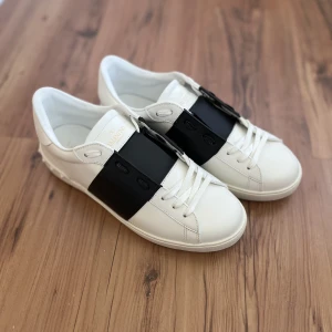 Valentino skor - Valentino skor. Använda 1 gång. Box, Dustbag osv medföljer! Rep