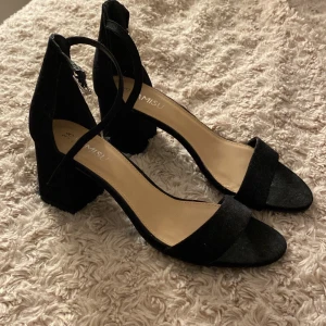 Svarta klackskor - Jätte fina svarta klackskor som aldrig är använda och kommer aldrig till användning. 