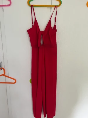 Jumpsuit - Säljer en röd jumpsuit❤️ perfekt till jul eller andra tillfällen😍