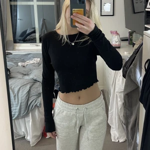 NA-KD tröja - Säljer denna söta ribbade tröjan från Nakd. Inga tecken på användning💕