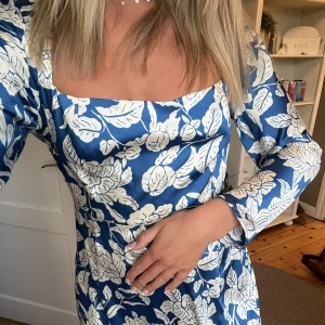 Långklänning  - Långklänning i satin med slits vid benet, från zara storlek m