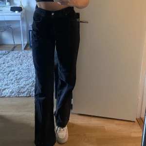 Svarta jeans - Svarta midwaist jeans i bra skick! Långa i benen, jag är 180💕