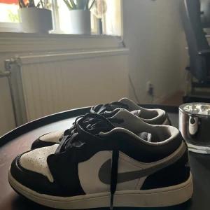 Jordan 1 - Ett par Jordan 1’s. Inte jätte slitna helt ok skick. Vid mer frågor hör av er i dm. Lådan finns även kvar, dem är såklart också äkta.