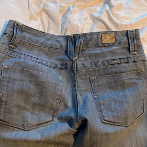 Lågmidjade jeans - Ett par lågmidjade jeans som är bootcut i benen. Jag har aldrig använt dom då dom är alldeles för små för mig. Själv så älskar jag dom och önskade att dom passade mig men känner att det är bäst att jag säljer dom då de e för små