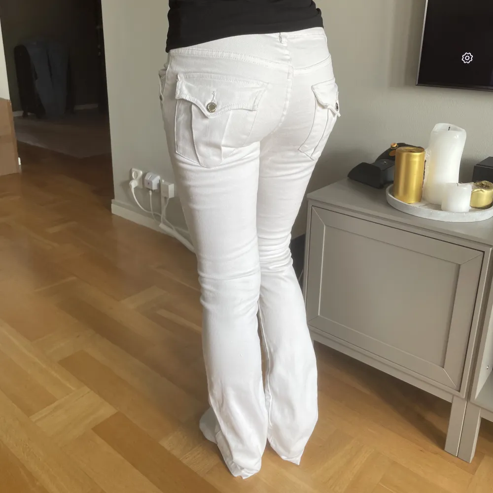 Säljer dessa snygga låga vita jeans med coola fickor❤️Dom har några minifläckar (hade när jag köpte) om man tittar nära men man märker det verkligen inte (därmed priset). Köpt i Paris! 💖det står 28 inuti (w28?) midja: ca 39 innerbenslängden: drygt 83,5 cm❤️. Jeans & Byxor.