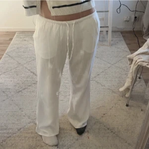 Linnebyxor  - Jättefina linnebyxor aldrig använda  då jag köpte två storlek m passar m/s säljer bud från för 199 + frakt eller direkt 275+frakt 