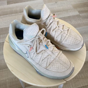 LNike Lebron 17 Low ”Easter” - Sköna kicks från Nike, knappt använda. Nypris 5 Lök enligt kickscrew. Storlek US 10.5, Storlek 45.5 Eur. Fräscha häftiga pjucks. 