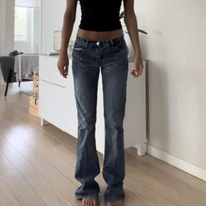 Säljer ett par blåa lågmidjade jeans, de är lite ljusare i verkligheten Innerbenslängden: 82cm Midjemått: 74cm