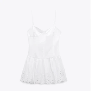 Vit zara klänning  - Söt klänning från zara i storlek S, banden är justerbara och finns en dragkedja på sidan, köpt i vintras men inte används mycket då den blivit lite kort på mig som är 170. Har inga bilder på!🫶