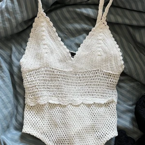 Spets body bershka  - Virkad body från bershka i strl M men sitter som en S! Aldrig använd!! 💕 använd gärna köp nu❣️