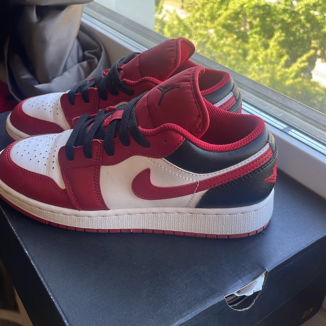 Jordans low red