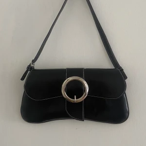 BAGUETTE VÄSKA - baguette väska. osäker på material. 32cm x 16cm