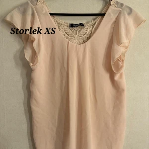 Blus - Superfin blus i puderrosa färg. Supersnygg i ryggen. 