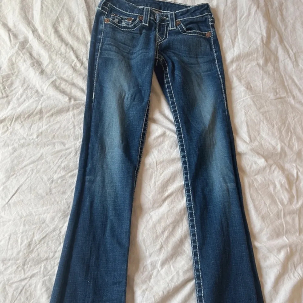 Snygga bootcut true religion jeans✌️ för frågor o fler bilder kom privat🫶. Jeans & Byxor.