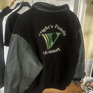 varsity / baseballjacka - säljer min omtyckta vintage varsty/baseballjacka! köpte på seckondhandaffären Seams för 1100kr. Superbra skick med inga defekter. Det står ingen storlek i den men skulle gissa att det är L, och den passar bra oversized på mej som är 158, en aning stor🩷🩷