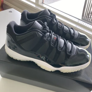 Jordan 11 72-10 - Säljer ett par Jordan 11 ”72-10” i storlek 45. Helt nya. Köpta från Nike SNKRS. Pris kan diskuteras vid snabb affär 