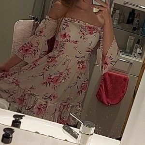 Off shulder klänning - En superfin off shoulder klänning, köpt på shein. Endast anvönd få gånger och är i superbra skick. Hör av dig om du vill ha fler bilder eller om du bara undrar något!