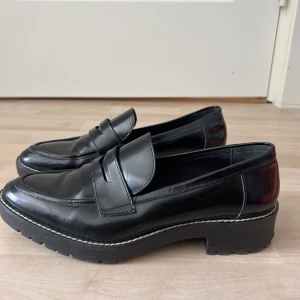 Loafers  - Tvärcoola läder-loafers från H&M, använda 1 gång pga att de är lite för små för mig! Hoppas att de kan leva vidare hos någon annan👞💃🏼
