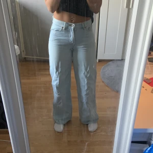 Junkyard jeans strl 27 - Vida junkyard jeans i strl 27, de är i bra skicka utöver att de har en liten vit fläck som man kan se på en utav bilderna. Säljer då jag inte använder de.