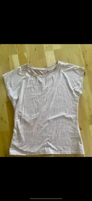 Träningströja  - Säljer en jättefin träningströja för billigt pris. Storlek M. 😃☀️